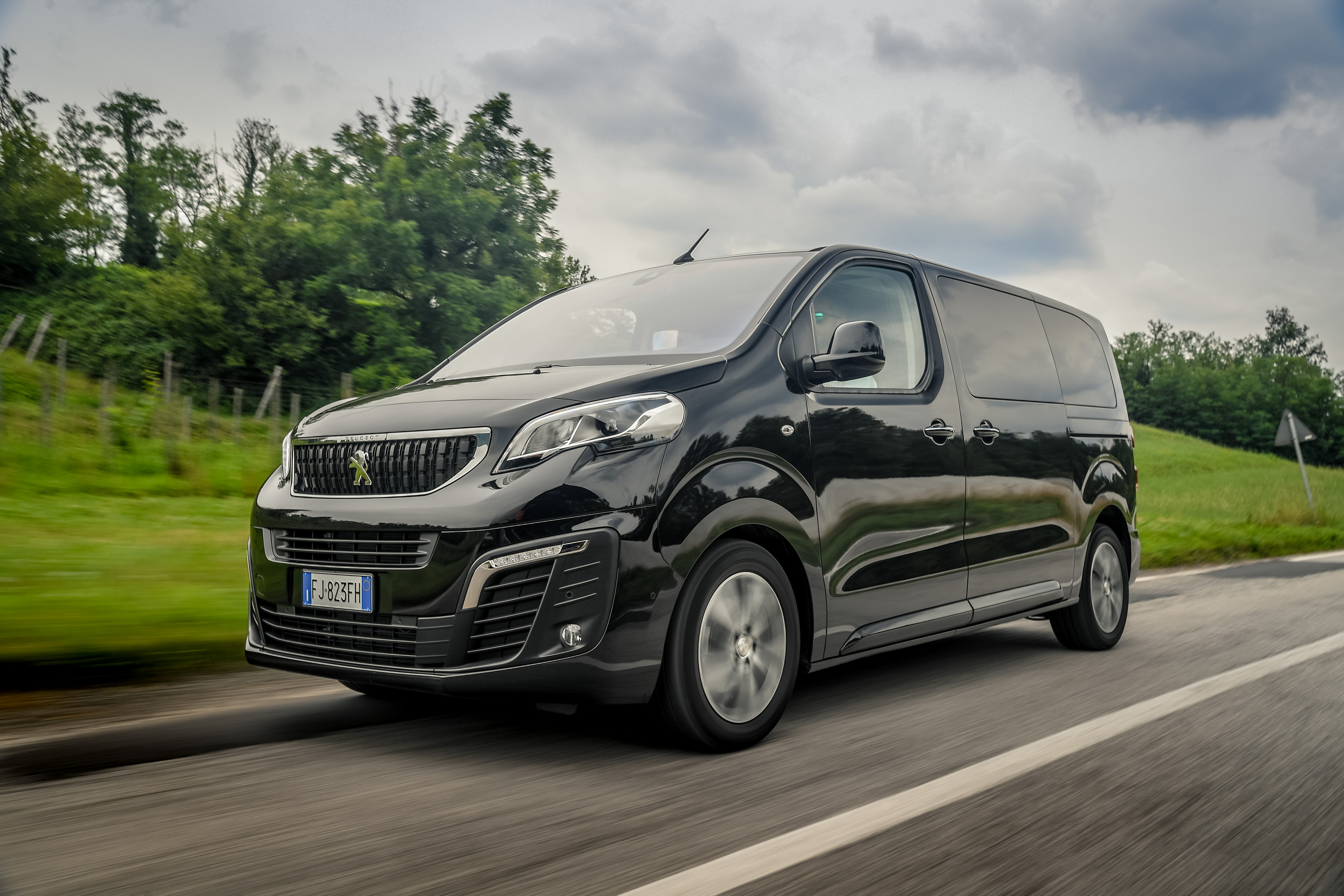 Пежо тревеллер. Peugeot traveller 2016. Пежо микроавтобус Тревелер. Пежо Тревеллер 2018. Peugeot traveller 190.