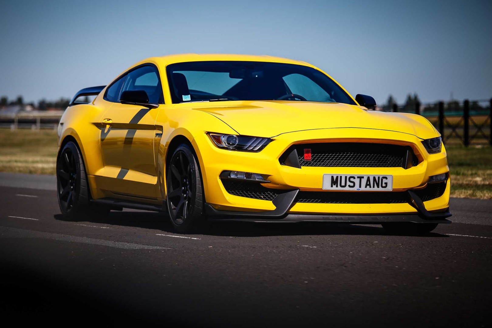 Ford Shelby gt350r Yellow