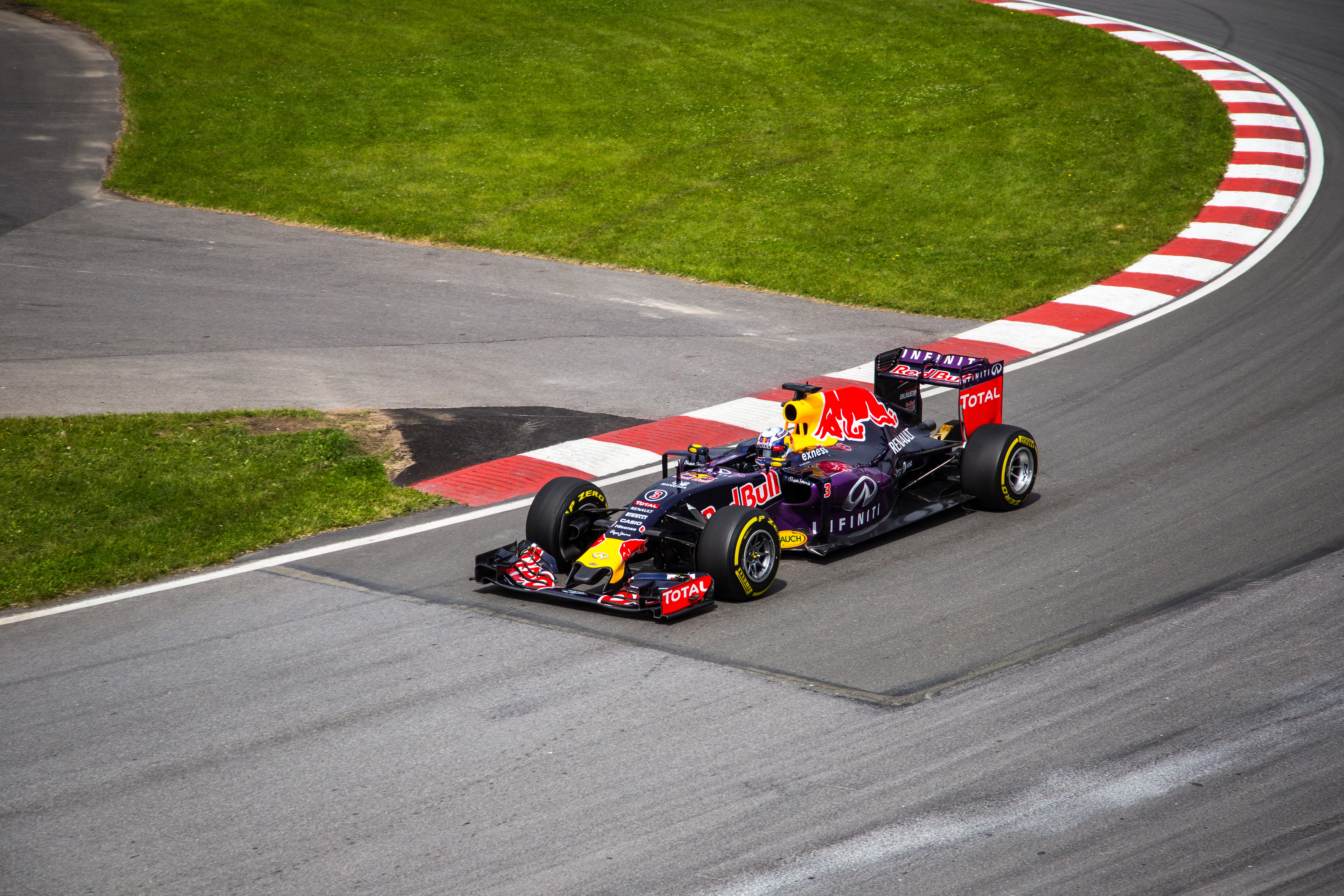 Гонки спорт 1. Red bull f1. Red bull f1 2013. Гоночная машина Formula 1 Red. F1 Silverstone 2022.